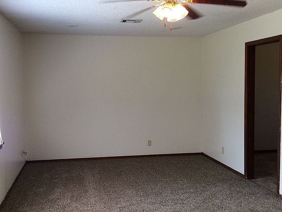 3rd image of 806 E Poplar Ave