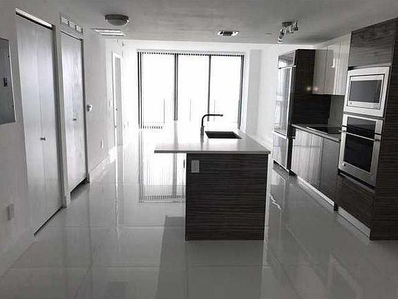 4th image of 460 NE 28th St #3403RT