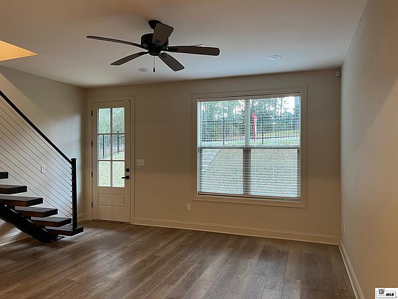 4th image of 902 Arnold St