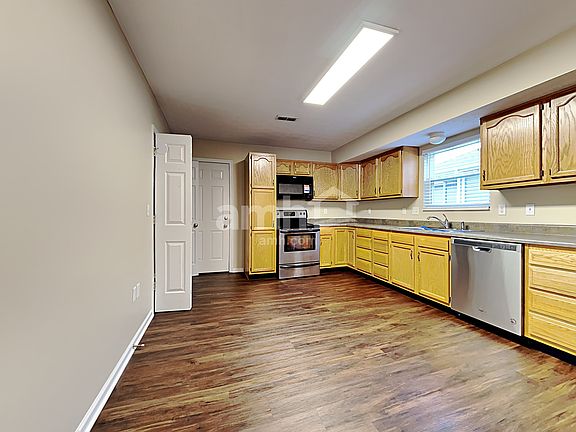 3rd image of 922 Delhi Dr