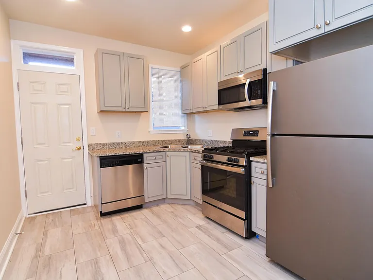 2722 Parkwood Ave — Photo 5