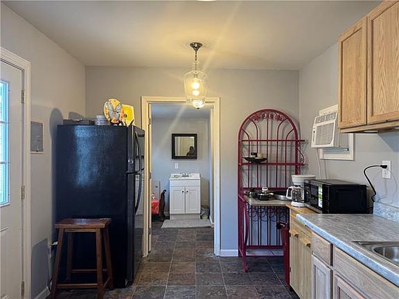 2nd image of 521 Victory Dr