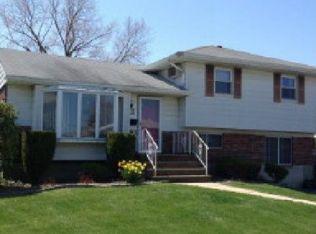 12 Hyman Dr, Farmingdale, NY 11735