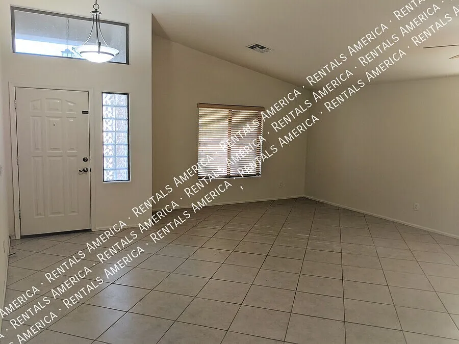 Spacious single story home! — Photo 2
