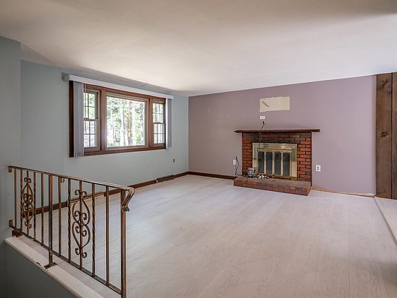 4th image of 244 Hedges Pond Rd