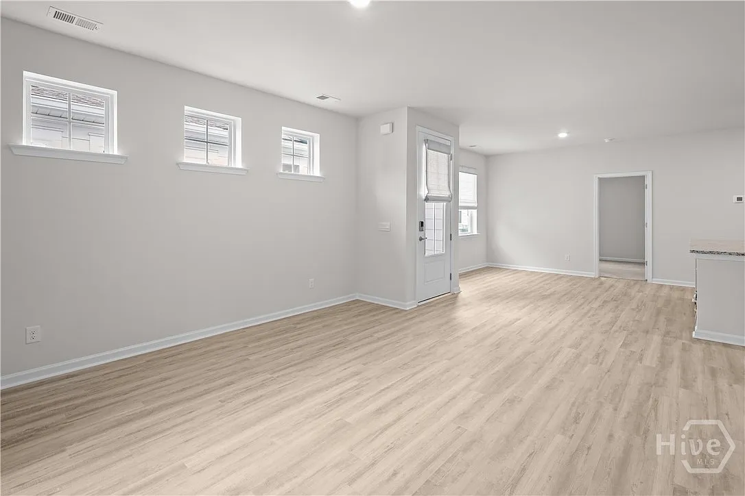 3 bed, 2.0 bath, 1397 sqft, $2,600 — Photo 4