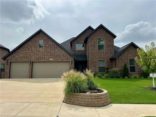 209 NW Highland Rd, Bentonville, AR 72712