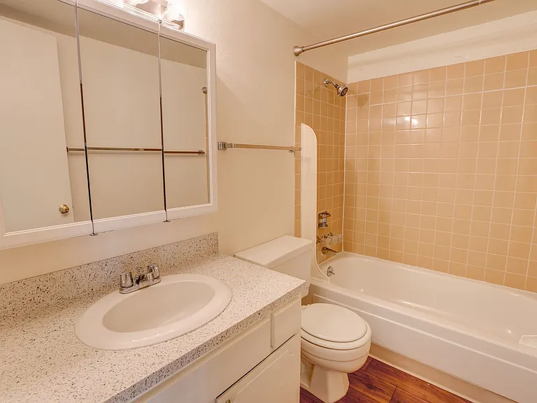 Applewood Crest Townhomes & Apartments — Photo 42