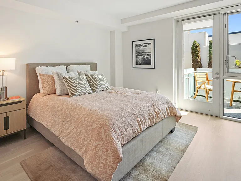 Living at Santa Monica — Photo 5