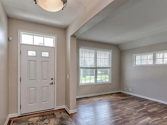 3rd image of 928 S 188th Ct