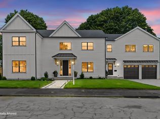 35 Fairview Ave, Lynnfield, MA 01940