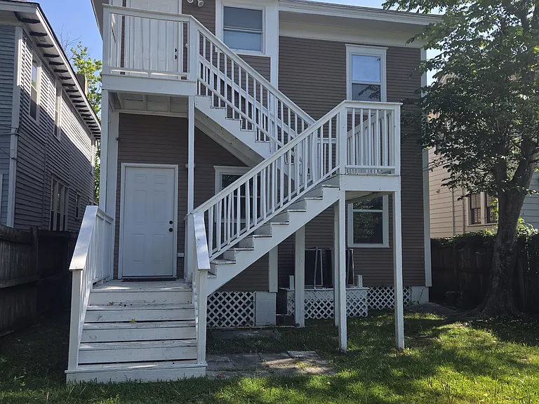 653 E Henry St — Photo 13