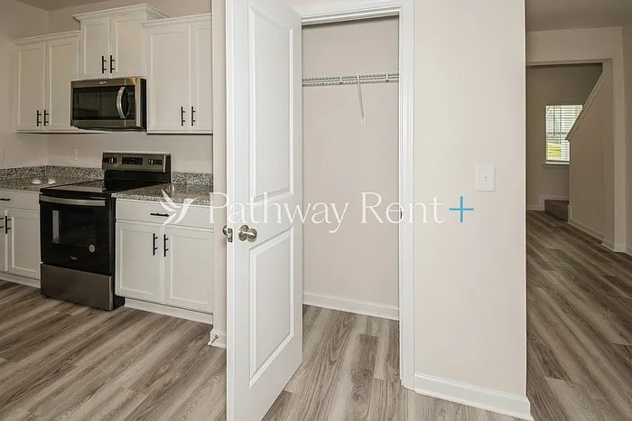 612 Mackenzie Cv — Photo 5