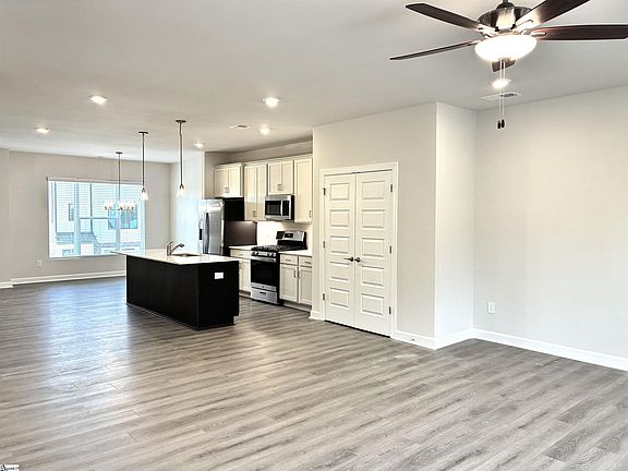 3rd image of 6 Pikewood Ln