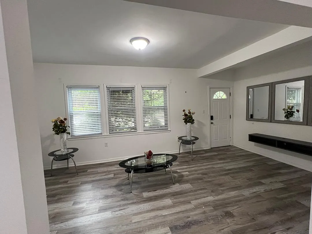 2 bed, $3,200 — Photo 2