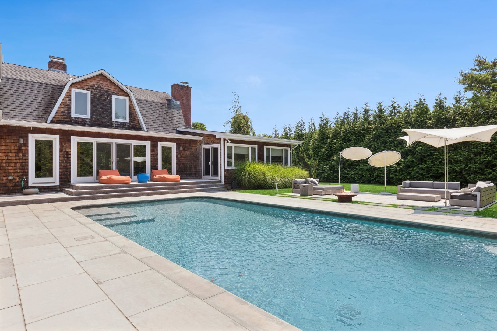  Fabulous getaway with huge Gunite pool and smooth light stone surround