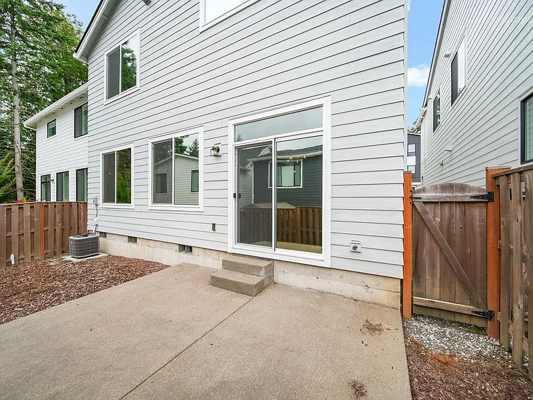 11678 NW Kearney St — Photo 29