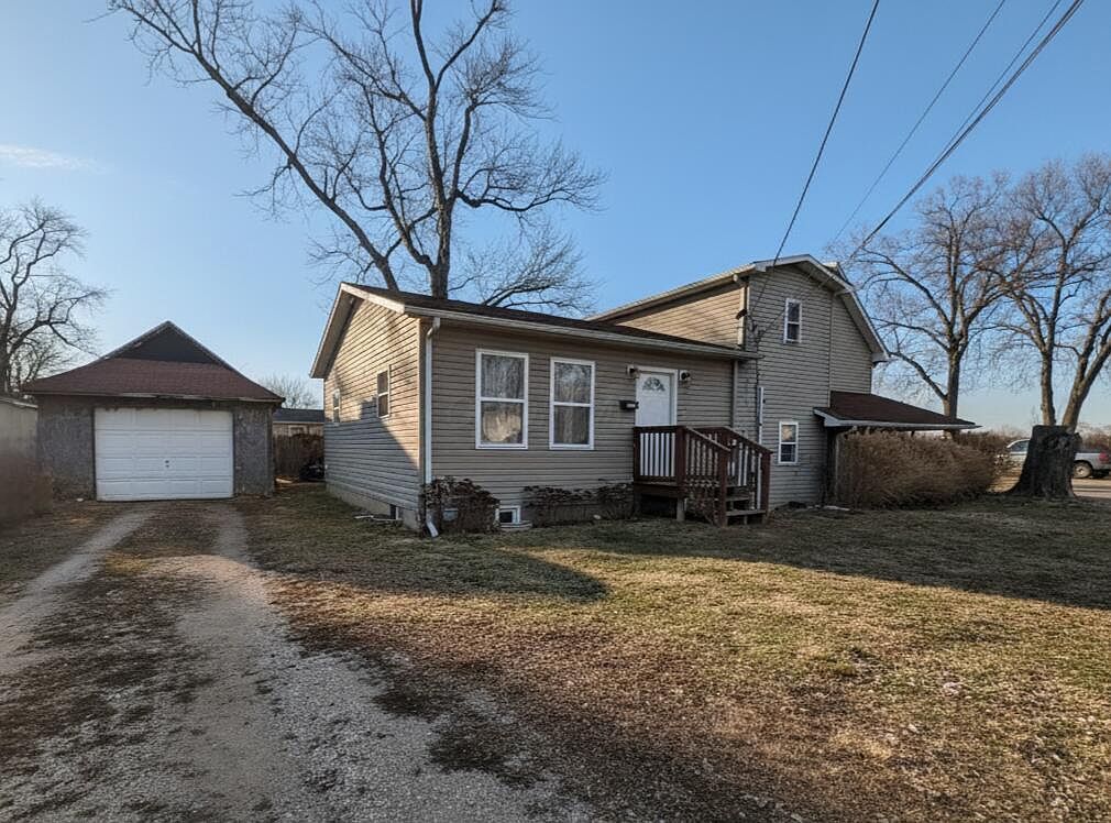 Listing photo 3 for 837 Clinton St