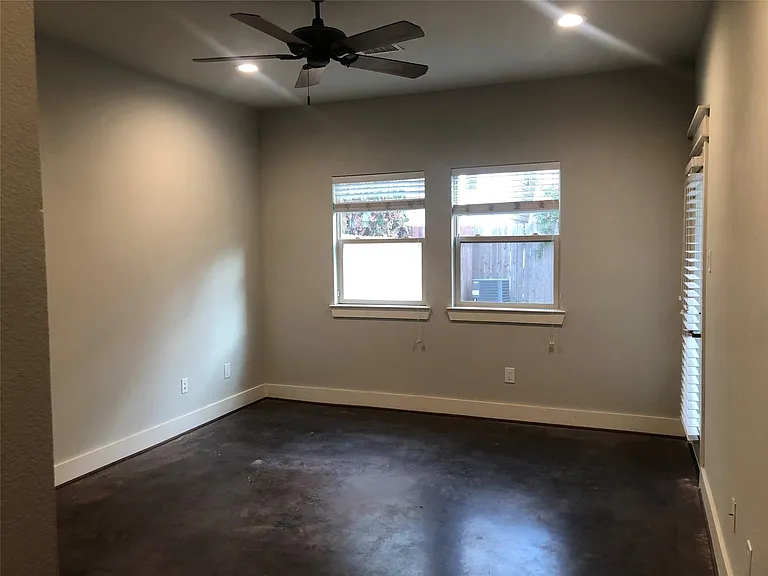 5514 Larkin St — Photo 3