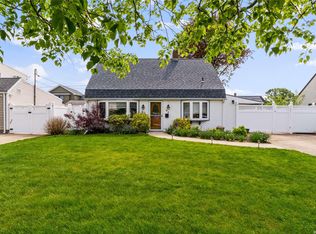 55 Mill Ln, Levittown, NY 11756