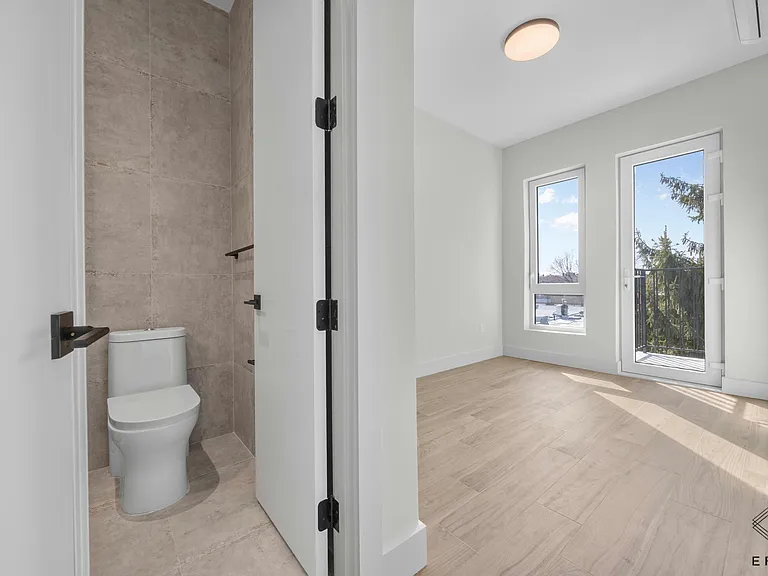 1118 Rogers Ave #3L — Photo 9