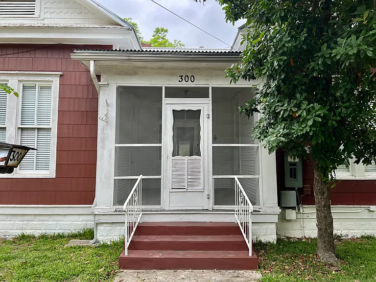 300 E Lincoln St — Photo 2