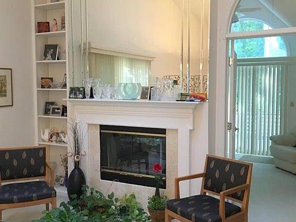 4th image of 61 Spicebush Ln