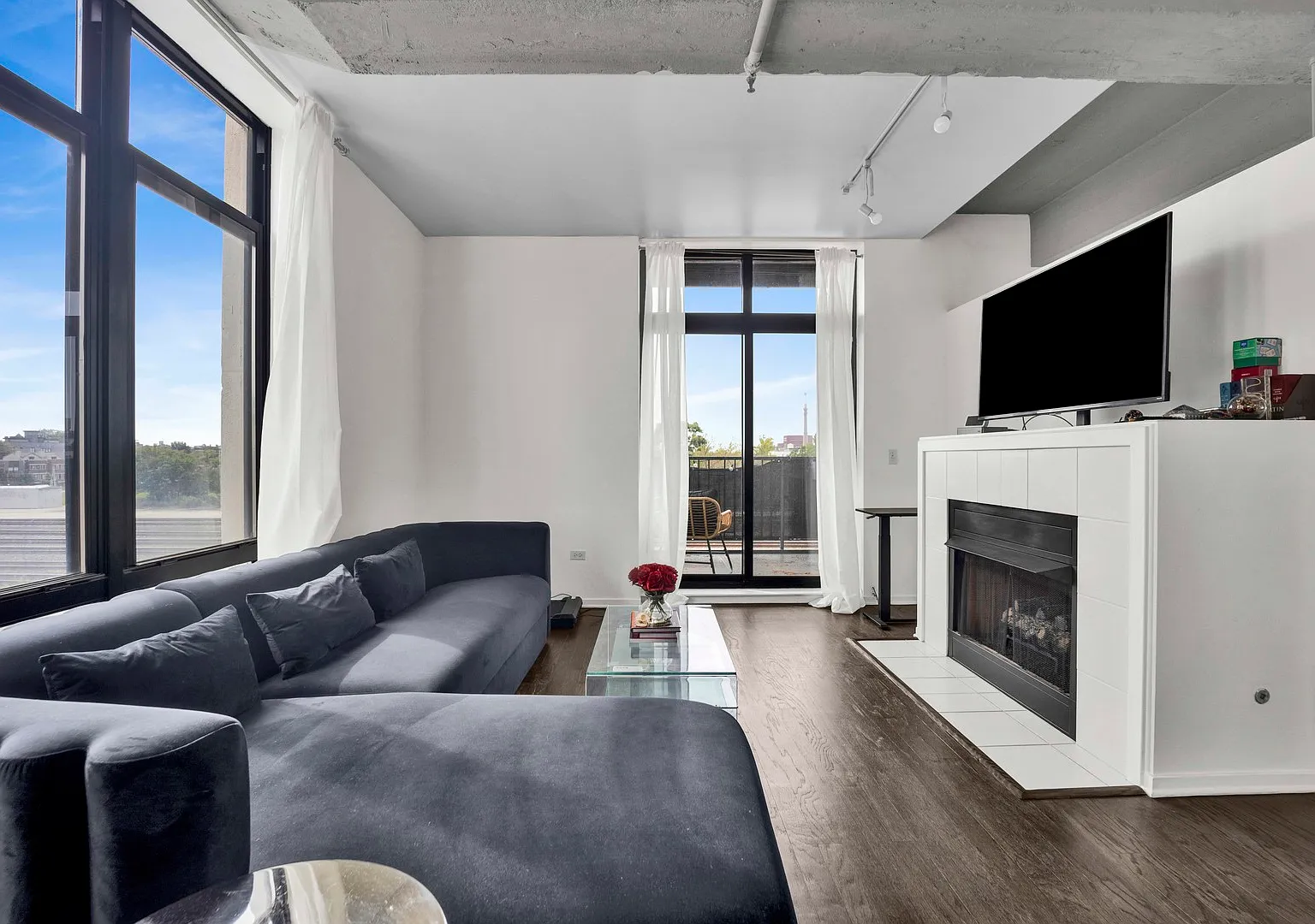 2 bed, 1200 sqft, $3,300 — Photo 2