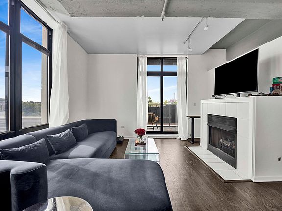 2nd image of 1524 S Sangamon St Unit 309