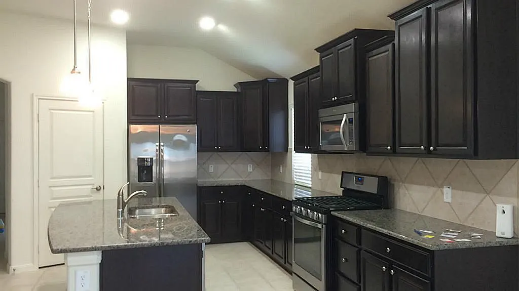 3 bed, 2.0 bath, 2212 sqft, $2,400 — Photo 4