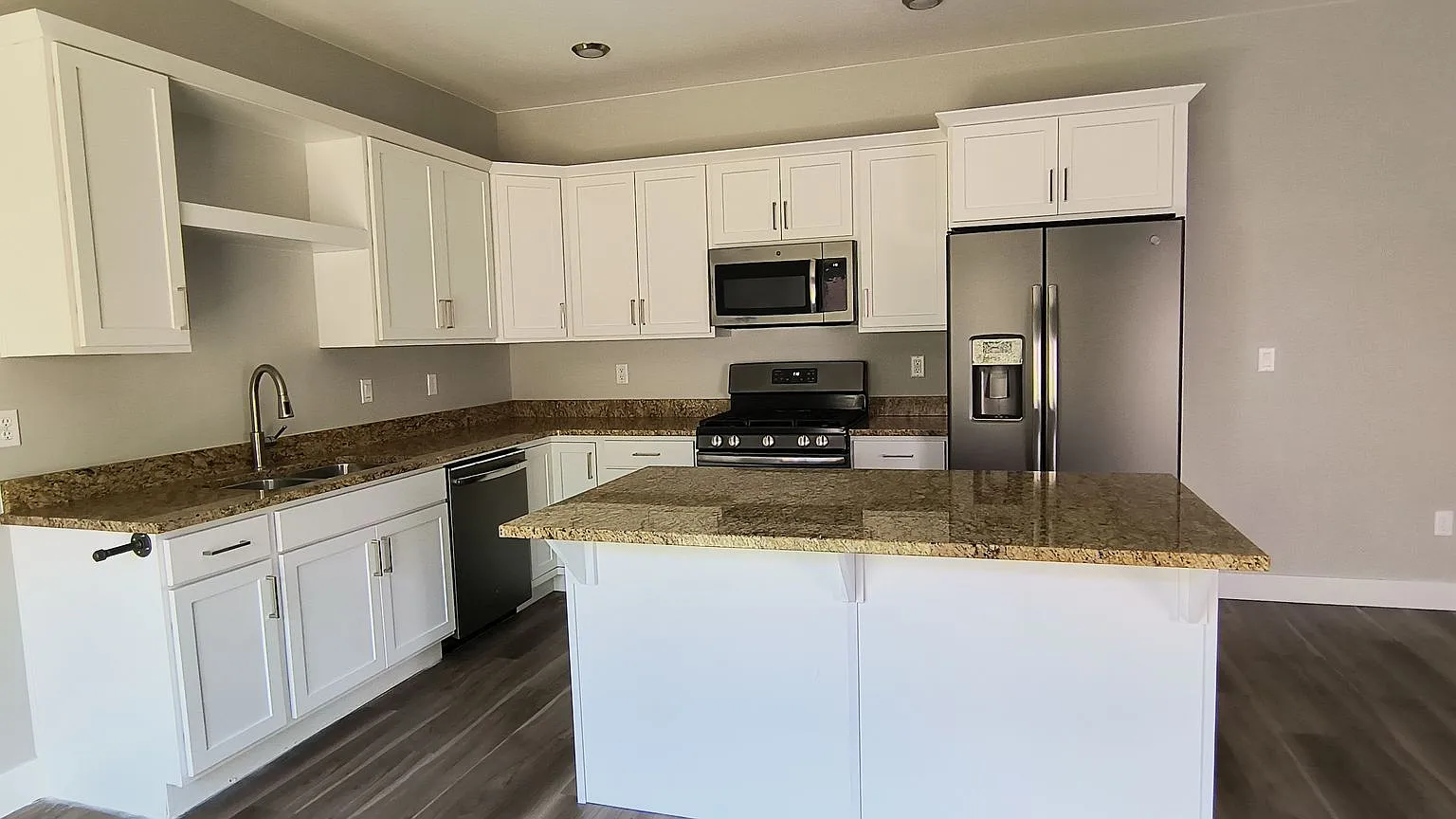 3 Bedroom 2.5 Bath Condo w/2 Car Garage — Photo 3