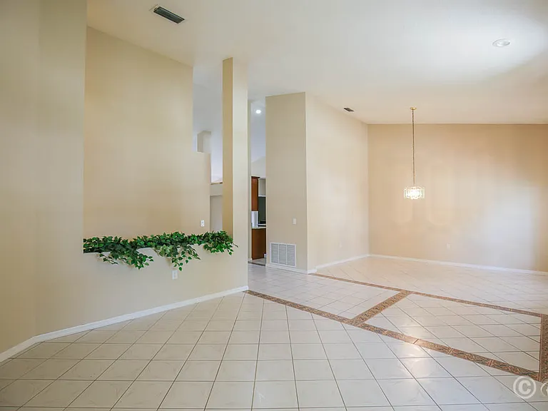 9214 Sunnyoak Dr — Photo 4
