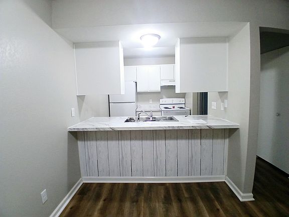 3rd image of 1050 Cato Ln