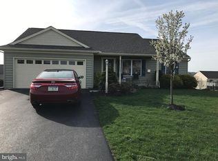 355 Torrey Pines Dr, Mount Wolf, PA 17347
