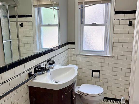 5th image of 383 W Chesterfield St