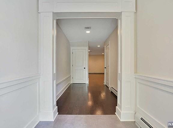 2nd image of 1538 River Rd APT 5