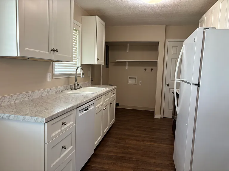 Washer/dryer hook-ups