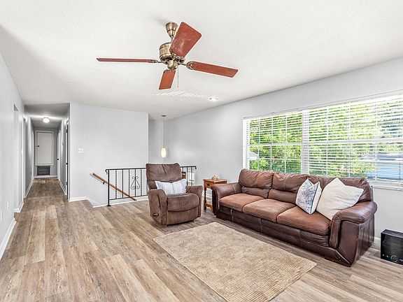 4th image of 885 Pilgrim Dr