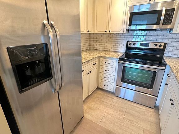5th image of 2800 NE 28th St APT 14