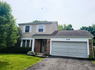 719 Radnor Dr, Roselle, IL 60172