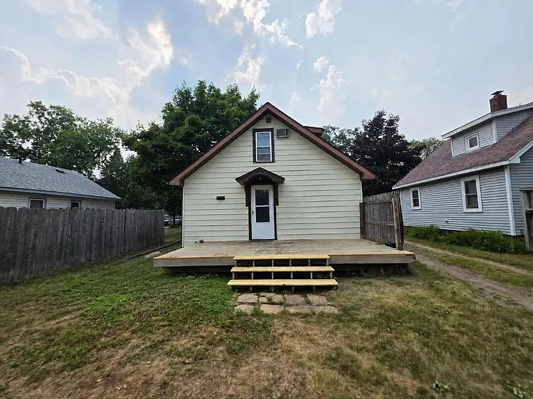 739 Churchill St — Photo 8