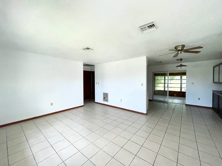 1474 Kerry Dr — Photo 3