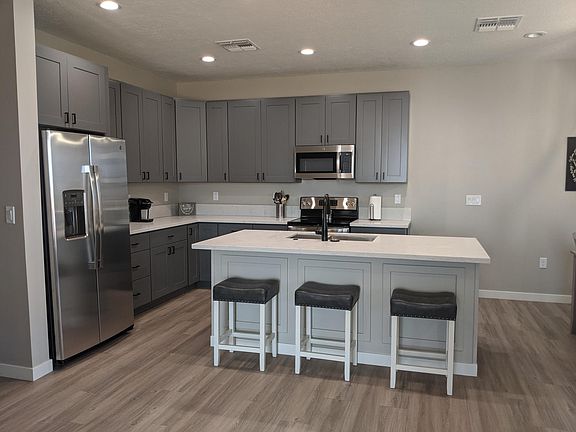 Spacious kitchen with breakfast bar (Stools not included)