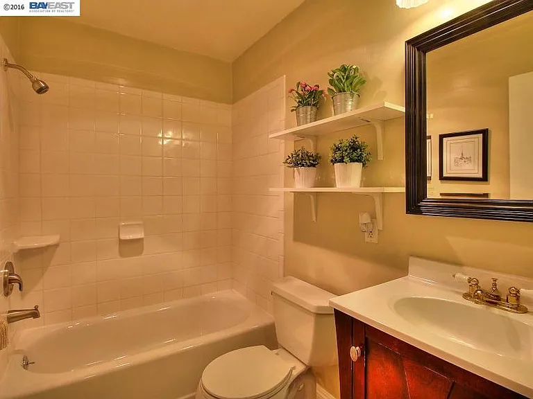 22215 Cameron St — Photo 19