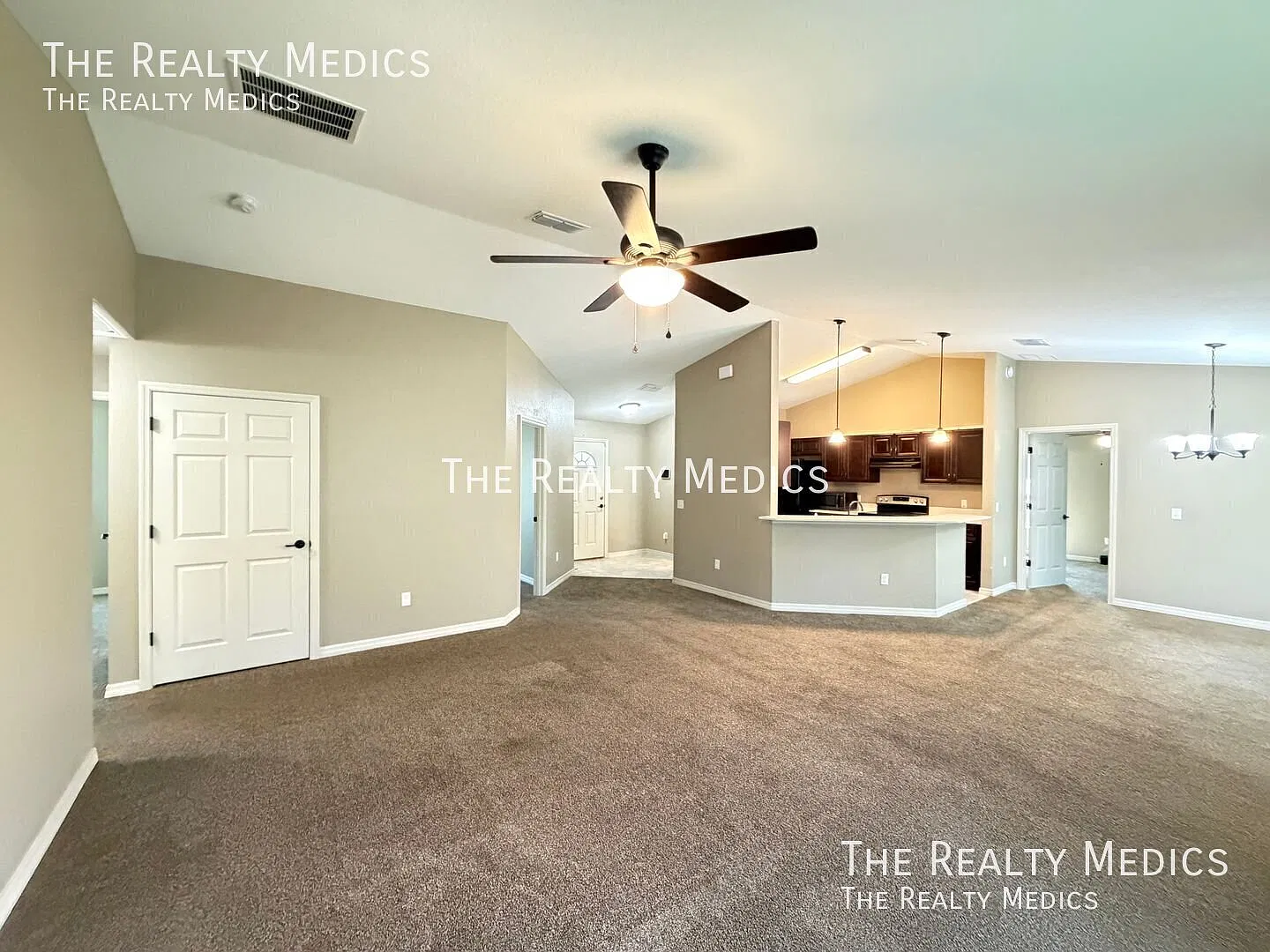 Incredible 4 Bedroom, 2 Bathroom Home in Ocala!! — Photo 3