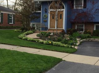 20 E Woodland Rd, Lake Bluff, IL 60044