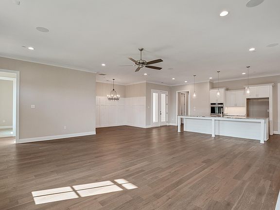 4th image of 2100 N Greenbrier Lakes Blvd