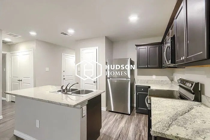 3 bed, 2.0 bath, 1028 sqft, $1,525 — Photo 4