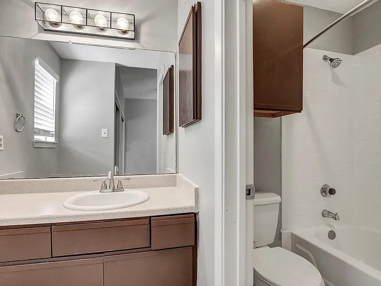 807 W 25th St #210 — Photo 15