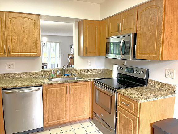 5th image of 7267 Huntington Lane #104